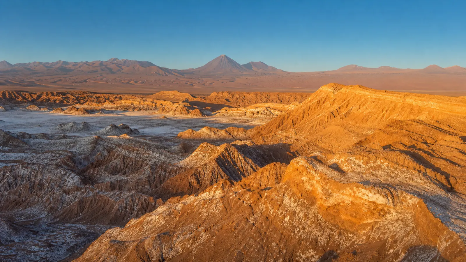 Cordillera de la Sal y relieves ocres del Valle de la Luna cerca de San Pedro de Atacama